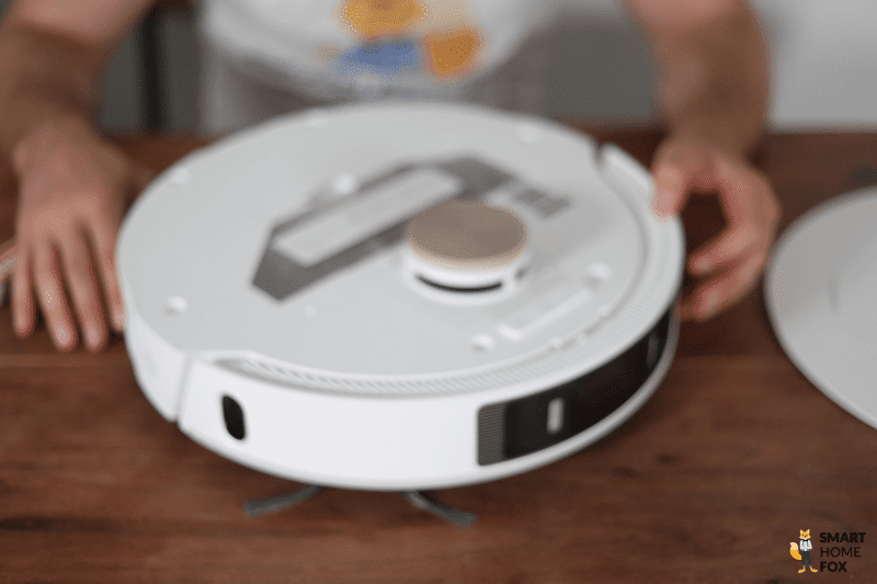 Die magnetische Klappe des Dreame L20 Ultra wird abgenommen.